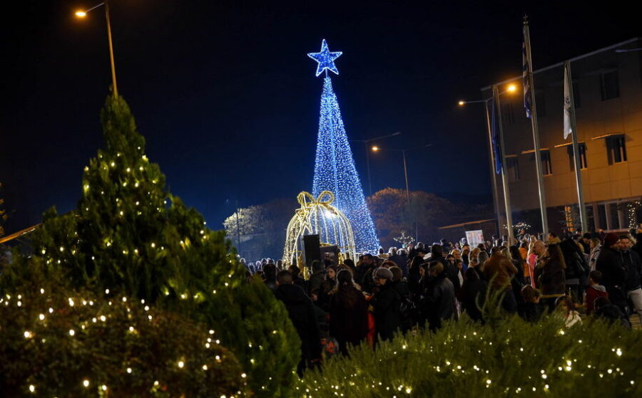 Φωτίστηκε το Χριστουγεννιάτικο δένδρο της Περιφέρειας