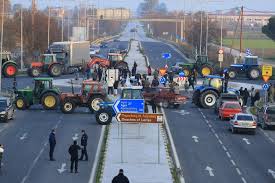 Χριστούγεννα στα μπλόκα – Εμμένουν στις κινητοποιήσεις τους οι αγρότες