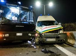 Ασθενοφόρο έπεσε σε κλούβα αστυνομίας στο μπλόκο Πλατυκάμπου – Τραυματίστηκε ο συνοδηγός