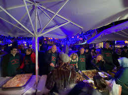 Γιορτινό τραπέζι αγάπης στον πεζόδρομο του Αγίου Νικολάου την Τρίτη 23 Δεκεμβρίου