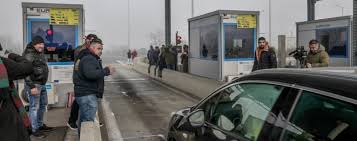 Αγροτικές κινητοποιήσεις: Σήκωσαν τις μπάρες στα διόδια και μοίρασαν προϊόντα στους οδηγούς