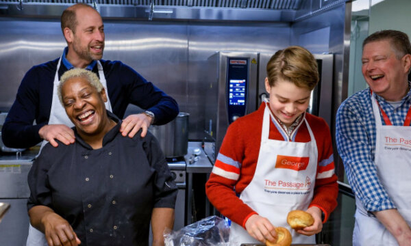 Ο πρίγκιπας Ουίλιαμ και ο Τζορτζ εθελοντές για τους άστεγους – Μια συγκινητική επιστροφή στα βήματα της Νταϊάνα