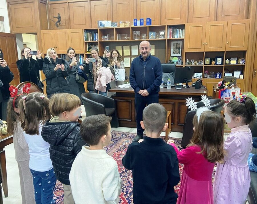 Κάλαντα από μαθητές της Πρωτοβάθμιας και Δευτεροβάθμιας Εκπαίδευσης στον δήμαρχο Τρικκαίων