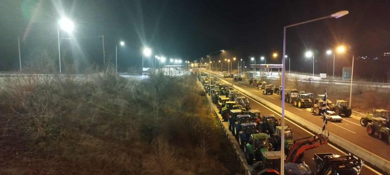 Η πιο ιδιόμορφη έξοδος των Χριστουγέννων: Όπου φύγει φύγει παρά τα μπλόκα και τη βροχή