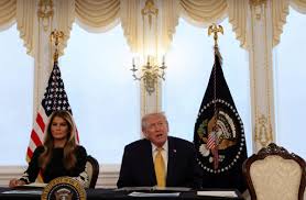 Τραμπ και Μελάνια απαντούν στα παιδιά: «Κακό Άγιο Βασίλη δεν θα αφήσω στη χώρα»