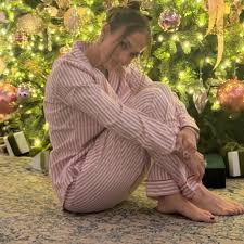 Τζένιφερ Λόπεζ: Γιόρτασε την Παραμονή των Χριστουγέννων φορώντας ριγέ πιτζάμες