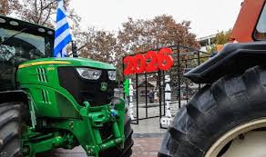 Σε θέση μάχης παραμένουν οι αγρότες – Πώς θα ταξιδέψουν οι εκδρομείς της Πρωτοχρονιάς