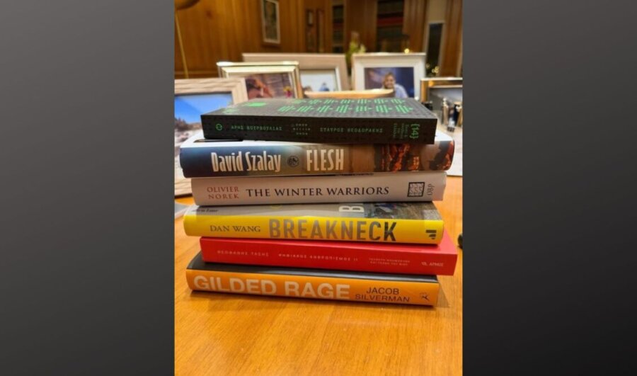 «Από πού να ξεκινήσω;»: Τα βιβλία που ξεχώρισε ο Κ. Μητσοτάκης για να διαβάσει τις γιορτές