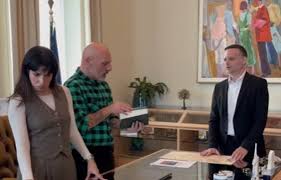 Η «κατάληψη» Μουτσινά στο γραφείο του Χάρη Δούκα και η πρόταση για… ρεβεγιόν με τη Mariah Carey