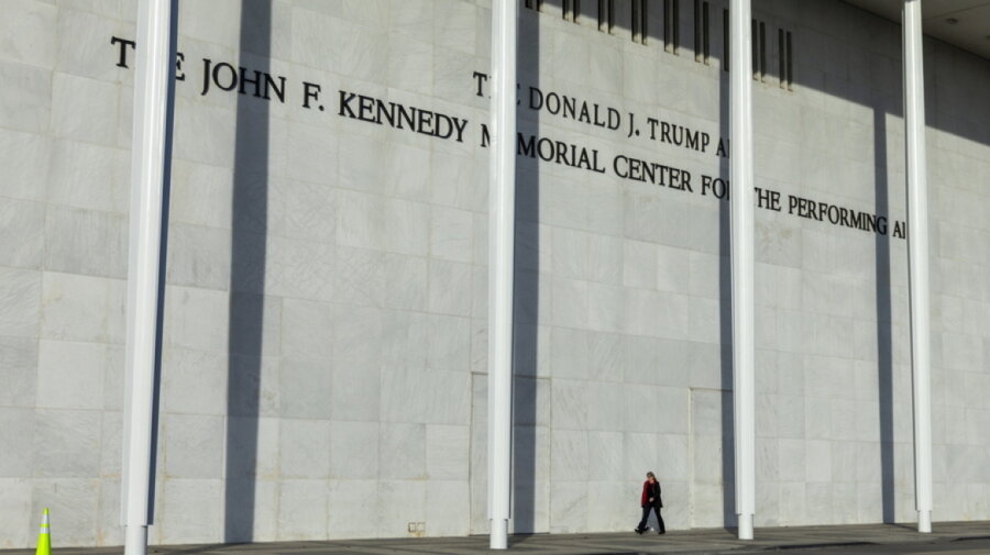 Αντιδράσεις μετά την προσθήκη του ονόματος Τραμπ στο Kennedy Center: Αγωγή 1 εκατ. δολαρίων για ακύρωση συναυλίας