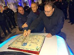 Η Ένωση αστυνομικών Λάρισας υποδέχτηκε το 2026 κόβοντας την Πρωτοχρονιάτικη πίτα σε περιπολικό