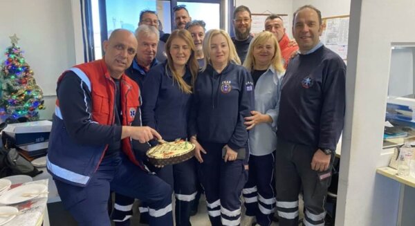 Πρωτοχρονιάτικη πίτα εν δράσει έκοψαν οι ΕΚΑβίτες