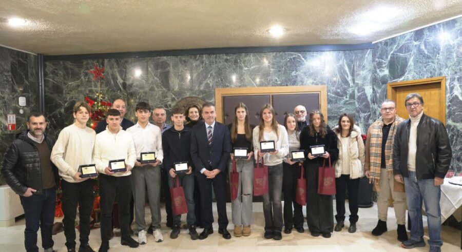 Ο δήμαρχος Λαρισαίων βράβευσε νεαρούς αθλητές του ΝΟΛ