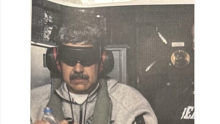 Σιδηροδέσμιος ο Μαδούρο σε στρατιωτικό αεροδρόμιο των ΗΠΑ