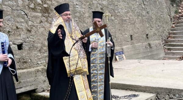 Μετά από 3 χρόνια ξανά η κατάδυση του Τιμίου Σταυρού στην Αγία Παρασκευή Τεμπών