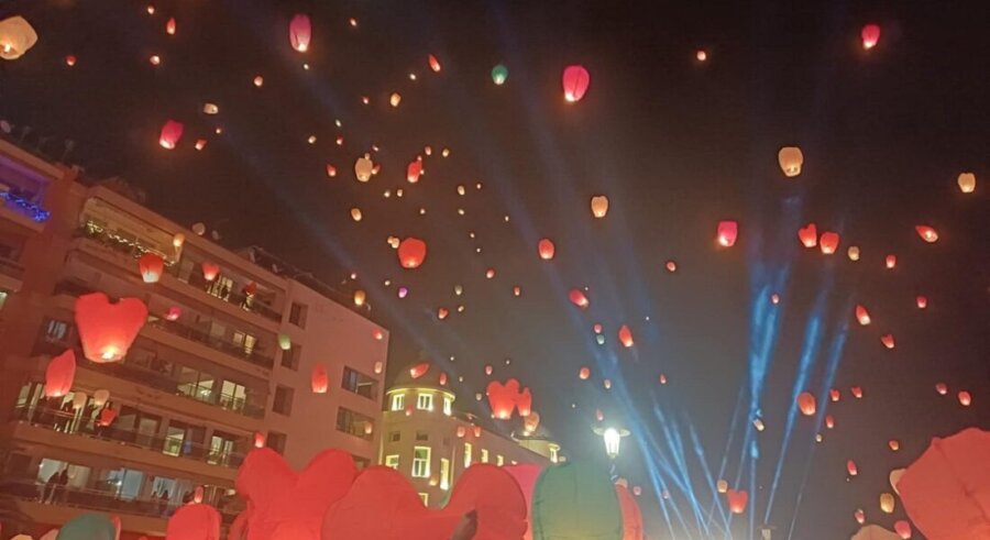 Χιλιάδες φαναράκια των ευχών κατέκλυσαν το βράδυ της Κυριακής τον ουρανό του Βόλου