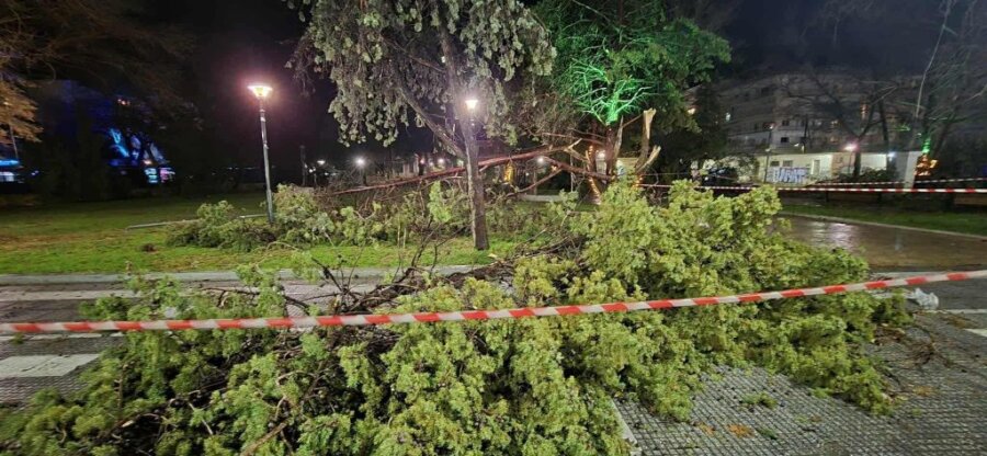 Αλεξανδρούπολη: Ανεμοστρόβιλος με ριπή 154.5 χλμ. σάρωσε το κέντρο της πόλης