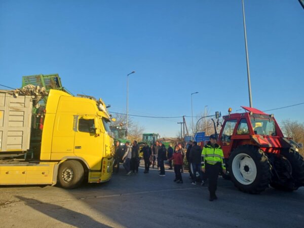 Κλιμακώνουν οι αγρότες της Νίκαιας: Αποκλεισμός της παλιάς εθνικής Λάρισας–Βόλου