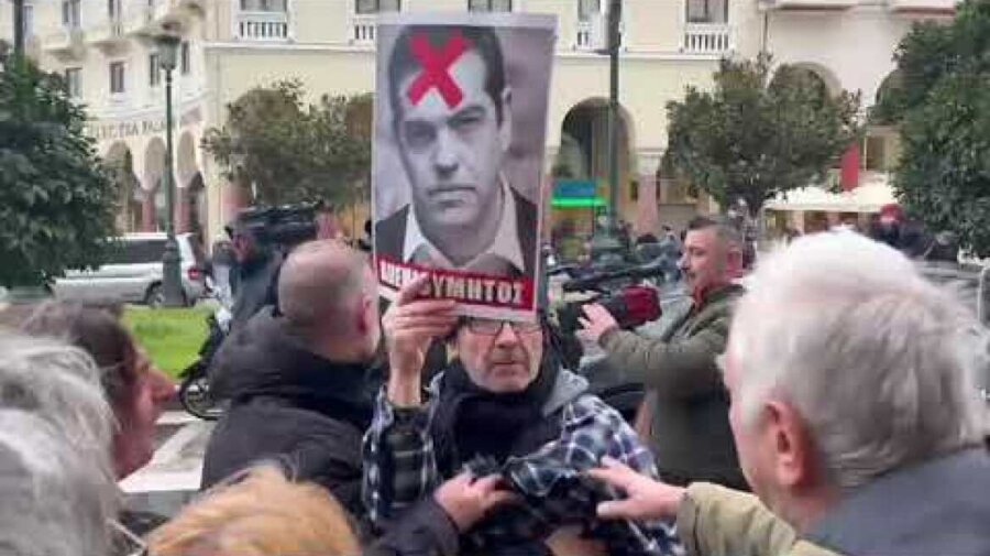 Θεσσαλονίκη: Πέταξαν φωτογραφίες του Τσίπρα με τη λέξη «Ανεπιθύμητος» έξω από το Ολύμπιον, πέντε προσαγωγές,