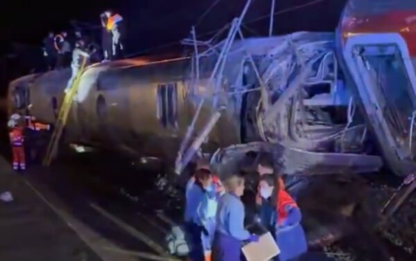 Σύγκρουση τρένων στην Ισπανία: Στους 39 οι νεκροί – «Εξαιρετικά παράξενο δυστύχημα» λέει ο υπουργός Μεταφορών