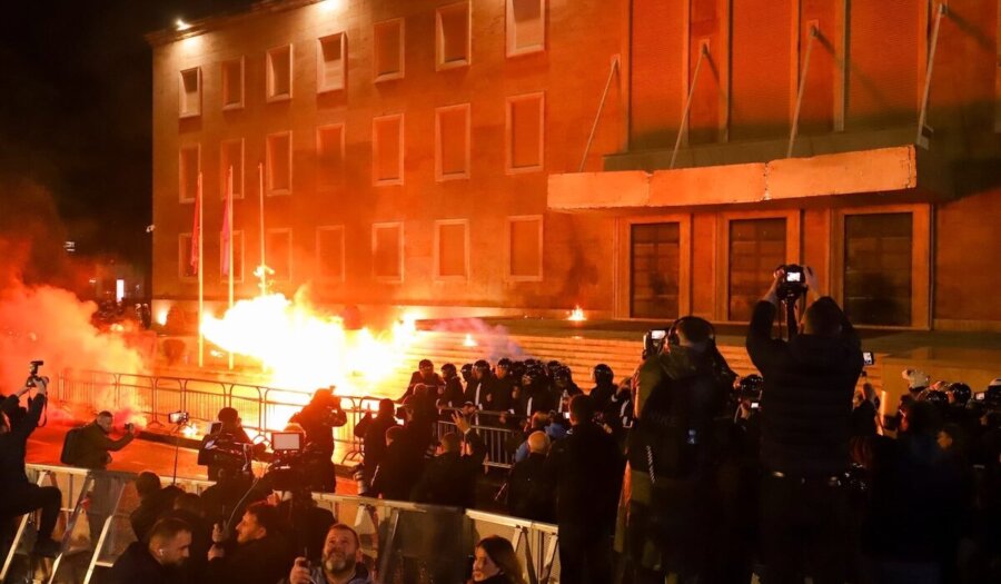 Αλβανία: Συγκρούσεις αστυνομικών με διαδηλωτές – Ζητούν την παραίτηση του Ράμα