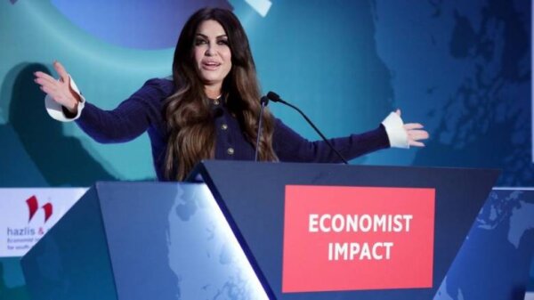 Γκίλφοϊλ: Με ελληνική «καλησπέρα» ξεκίνησε την ομιλία της στο συνέδριο του Economist