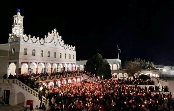 Τήνος – Φαναράκια: Εντυπωσιακές εικόνες από τις εκδηλώσεις για τα 203 χρόνια από την εύρεση της θαυματουργής Εικόνας της Παναγίας