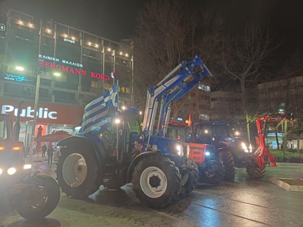 Ξεσήκωσαν το κέντρο της Λάρισας τα τρακτερ των αγροτών πριν το συλλαλητήριο της Παρασκευής στην Αθήνα (φωτ.)