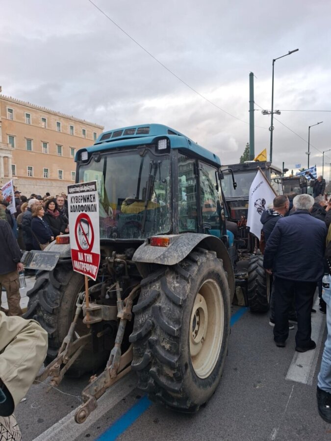 Κλειστό το Σύνταγμα, έφτασαν έξω από τη Βουλή τα τρακτέρ