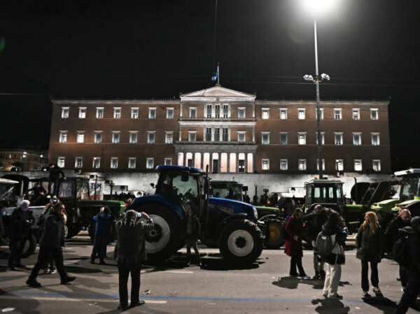 Αγρότες: Ξενύχτι στο Σύνταγμα με 44 τρακτέρ