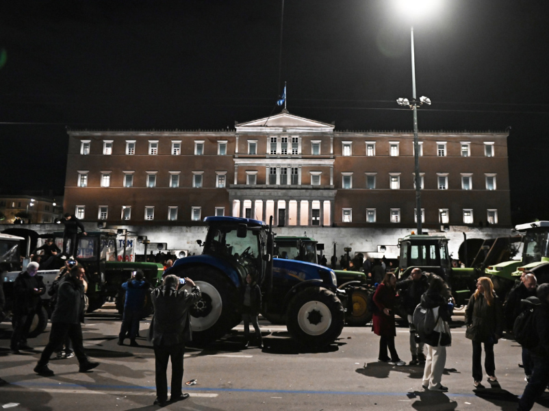 Αγρότες: Ξενύχτι στο Σύνταγμα με 44 τρακτέρ