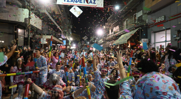 Πανδαισία σάτιρας γέλιου και θεάματος στην καρναβαλική παρέλαση του Τυρνάβου – σήμερα το μπουρανί