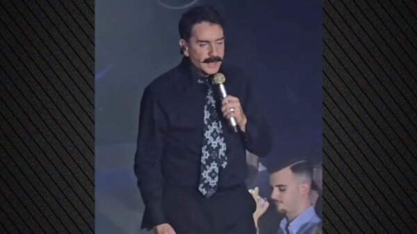 Ο Γιώργος Μαζωνάκης εμφανίστηκε με μουστάκι στη σκηνή