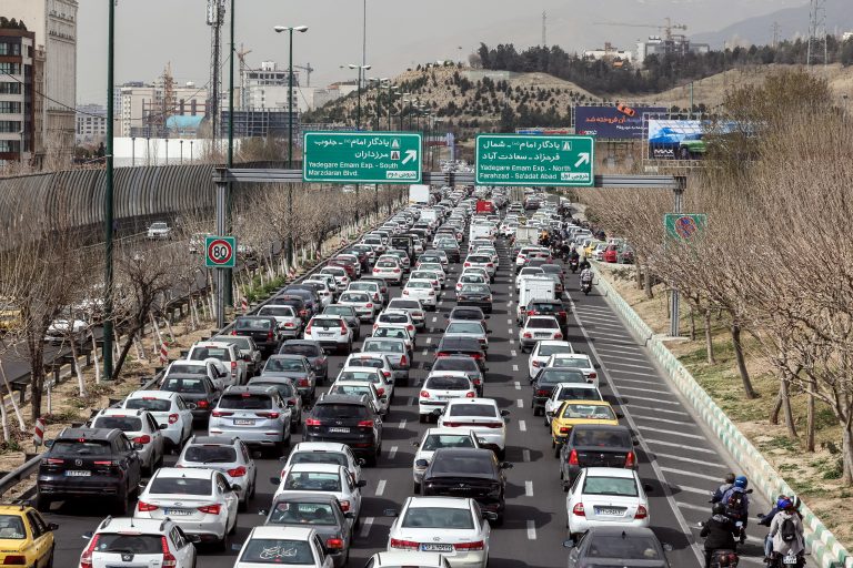 Μαζική έξοδος των κατοίκων της Τεχεράνης από την πρωτεύουσα