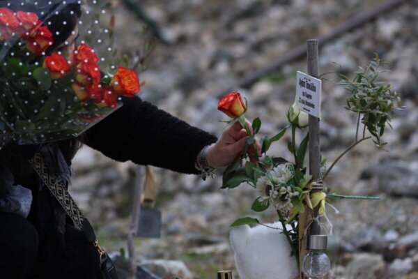 Τέμπη: Μνημόσυνο στον τόπο της τραγωδίας – Κουρέτας: Παίρνουμε δύναμη από τους συγγενείς των θυμάτων