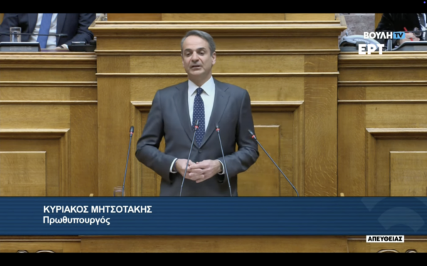 O Κυριάκος Μητσοτάκης ενημερώνει τη βουλή για τον πόλεμο στη Μέση Ανατολή