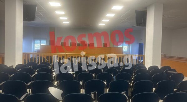 Όλα έτοιμα για την μεγάλη δίκη των Τεμπών – Οι πρώτες φωτογραφίες από το εσωτερικό της αίθουσας