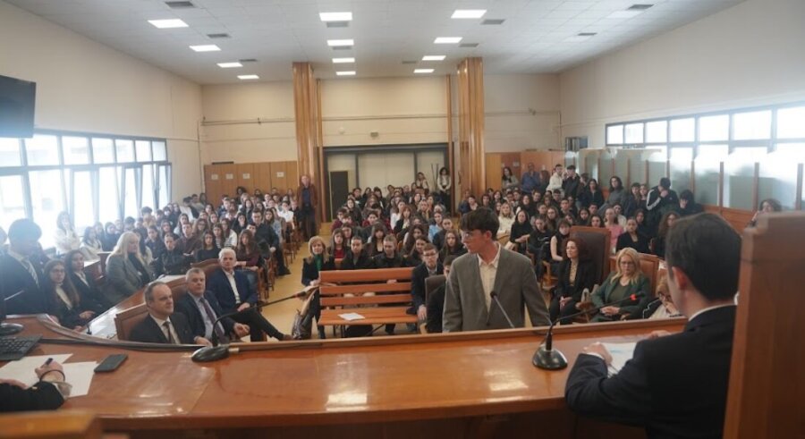 Αναπαράσταση εικονικής δίκης στο Εφετείο Λάρισας – Μαθητές σε ρόλο δικαστών