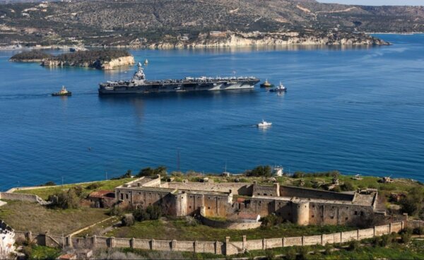 Συναγερμός στην ΕΥΠ: Ερωτευμένα ζευγάρια, σερβιτόροι και άλλοι μυστικοί πράκτορες ψάχνουν ύποπτες κινήσεις γύρω από τις βάσεις των ΗΠΑ