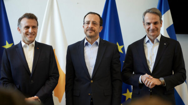 Μητσοτάκης από Πάφο: «Η Κύπρος δεν είναι και δεν θα μείνει ποτέ μόνη» – Κοινές δηλώσεις με Μακρόν και Χριστοδουλίδη