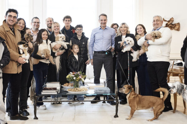 «Δημιουργήσαμε προηγούμενο» είπε ο Μητσοτάκης στους Έλληνες που επαναπατρίστηκαν από τη Μέση Ανατολή με τα κατοικίδιά τους