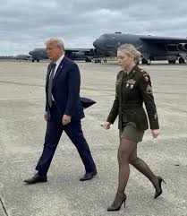 Ποιος είναι αυτός δίπλα στη Τζέσικα Φόστερ; Γιατί μια αξιωματικός φτιαγμένη από ΑΙ πήρε τα μυαλά οπαδών του Τραμπ