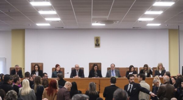 Διεκόπη και πάλι η δίκη για τα Τέμπη – Πεδίο έντασης η χωρητικότητα της αίθουσας