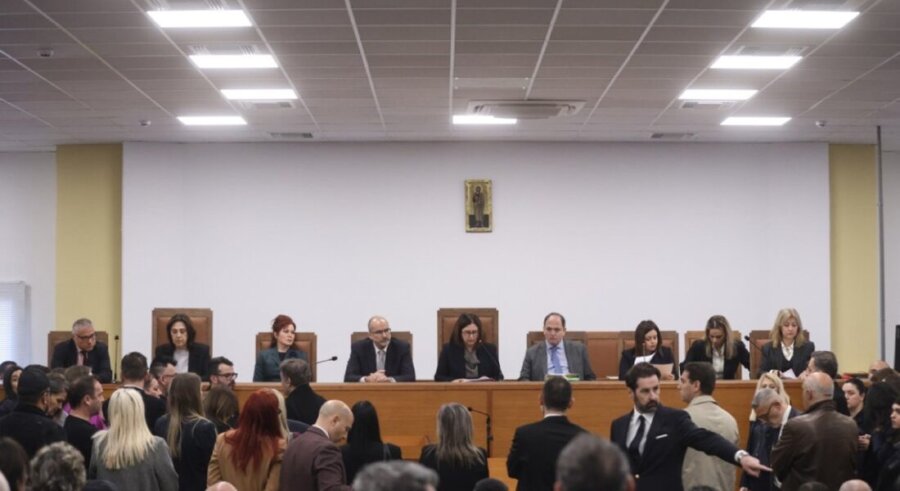 Διεκόπη και πάλι η δίκη για τα Τέμπη – Πεδίο έντασης η χωρητικότητα της αίθουσας