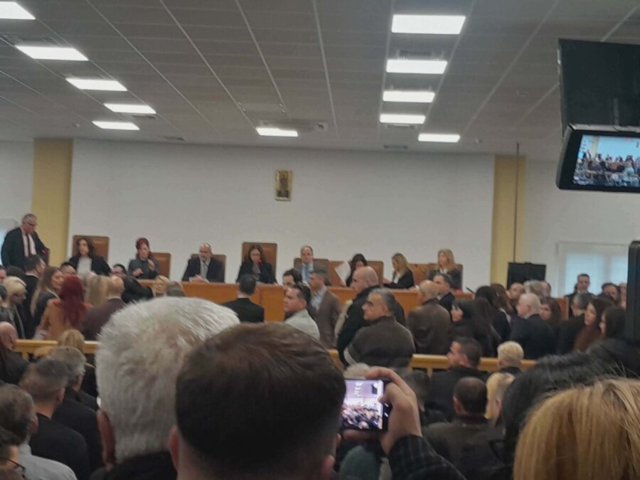 Τέμπη: Μετ’ εμποδίων η δίκη – Ασφυκτικές συνθήκες και διαμαρτυρίες για την χωρητικότητα