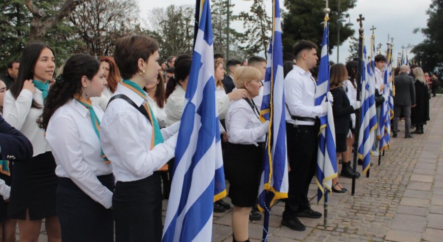 Μαθητές και εκπαιδευτικοί των σχολείων της Λάρισας τίμησαν την εθνική επέτειο