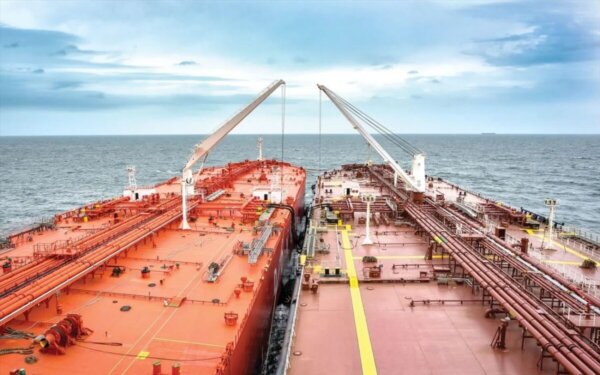 Δεκάδες πλοία ελληνικών συμφερόντων πλέουν κοντά στον Περσικό Κόλπο