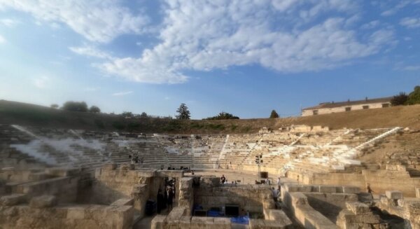 Λάρισα: Αποκαθίσταται το σκηνικό οικοδόμημα του αρχαίου θεάτρου – Θωρακίζεται με έργα πυροπροστασίας