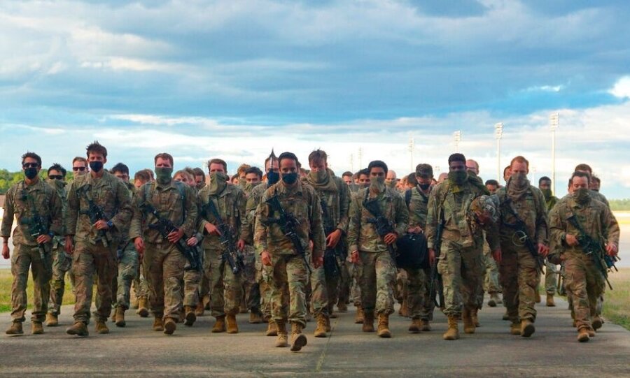 Χιλιάδες αλεξιπτωτιστές του Αμερικανικού Στρατού φτάνουν στη Μέση Ανατολή