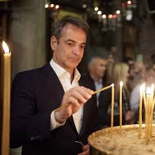 Στα Χανιά παρακολούθησε την Περιφορά του Επιταφίου ο πρωθυπουργός